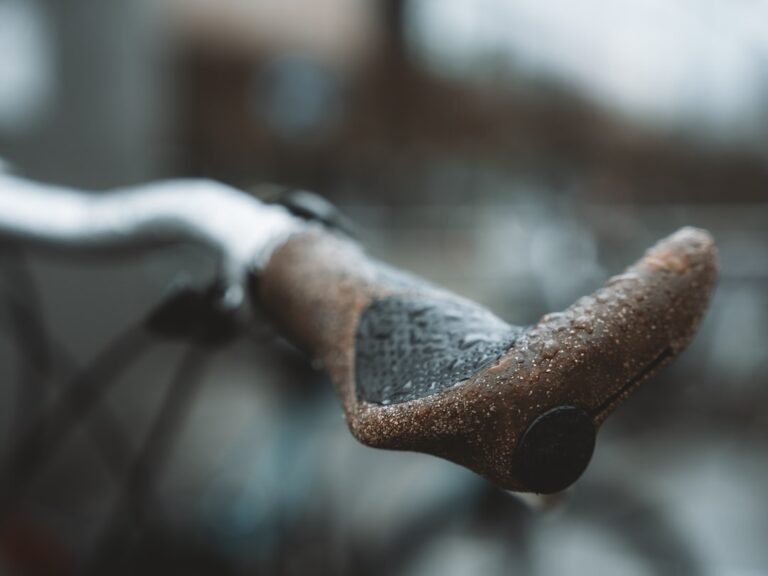 Serwis roweru gravelowego w błocie: praktyczne porady dla amatorów