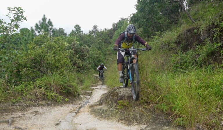 Jazda MTB w błocie: technika kontroli na śliskich trasach