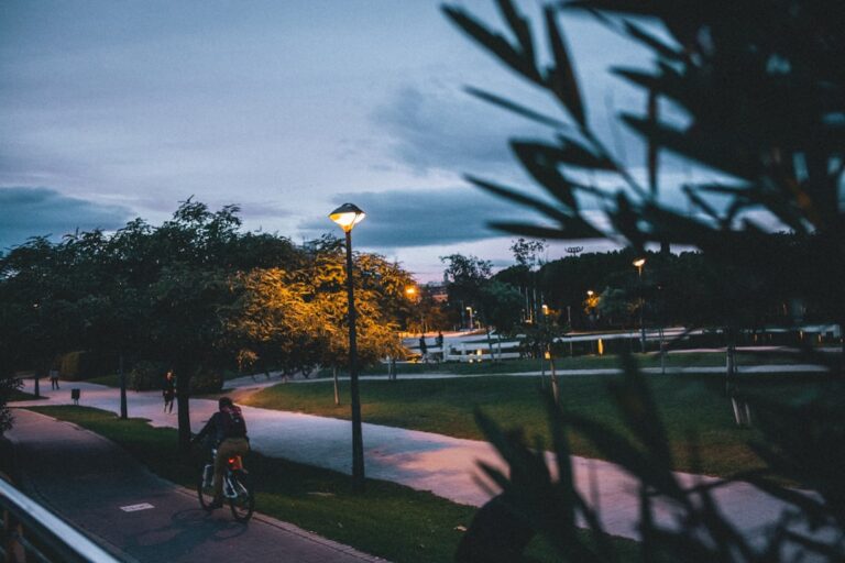 Jazda MTB nocą – przygotowanie roweru i techniki bezpiecznej jazdy